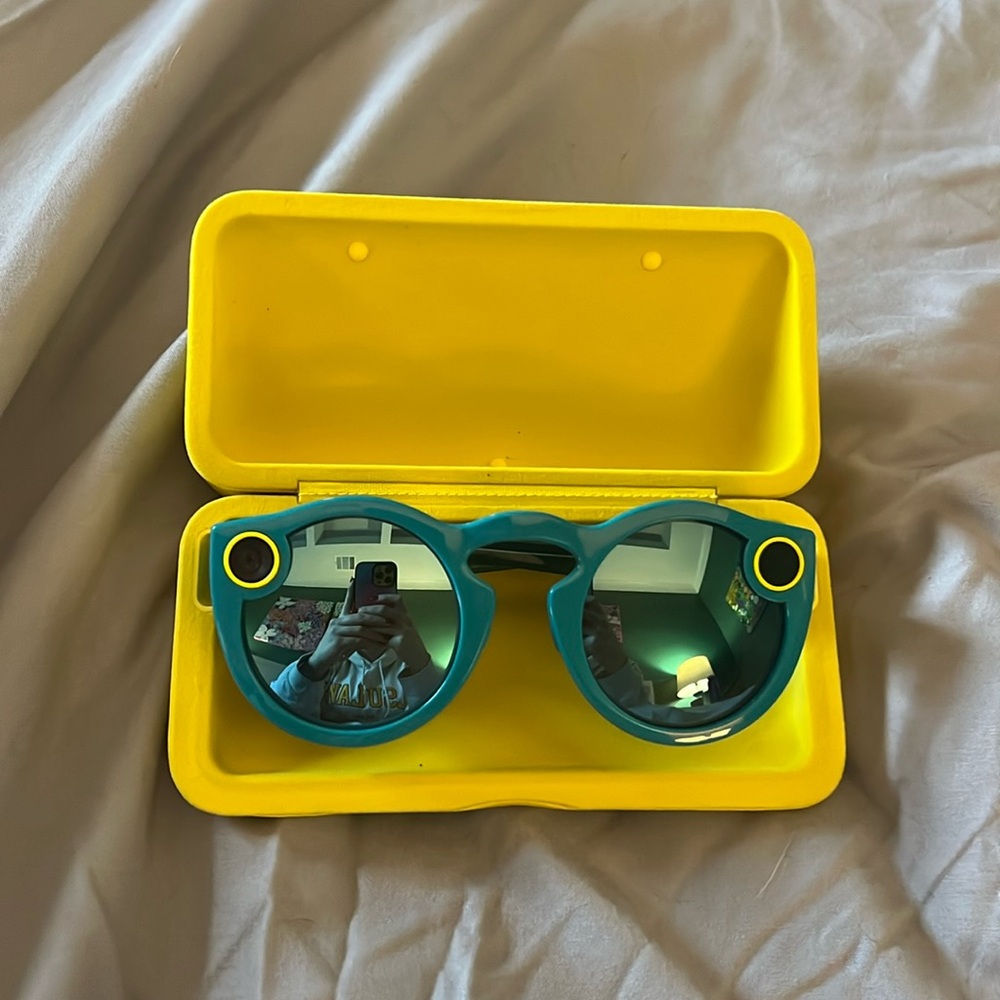 Snapchat spectacles in blue with original case